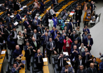 Câmara aprova projeto que reduz penas dos condenados pelo 8 de Janeiro e pode beneficiar Bolsonaro