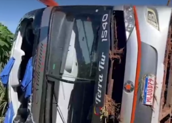 Ônibus tomba na BR-163 em Sonora, mata dois e deixa 38 passageiros feridos