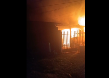 Com cabeça cheia de cachaça, homem bota fogo em casa com esposa, bebê e filha de 15 anos dentro