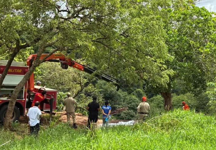 Afundado em dívidas, motorista de app. morre ao se jogar de precipício no Inferninho