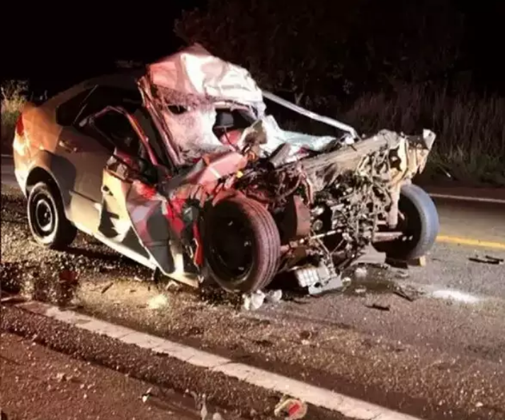 Ford Fiesta colide na traseira de carreta na MS-267 e mata condutor em Nova Andradina
