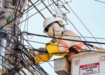Operação retira 24 mil metros de fiação irregular do centro de Campo Grande