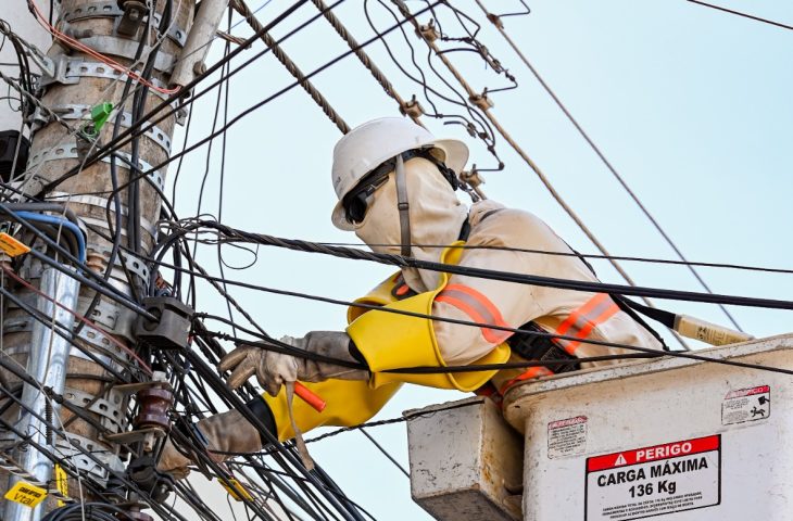 Operação retira 24 mil metros de fiação irregular do centro de Campo Grande