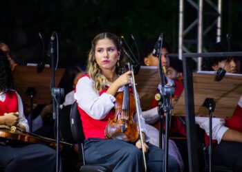 Jovem violinista do Moinho Cultural realiza sonho de comprar violino de luthier com bolsa de estudos e venda de doces