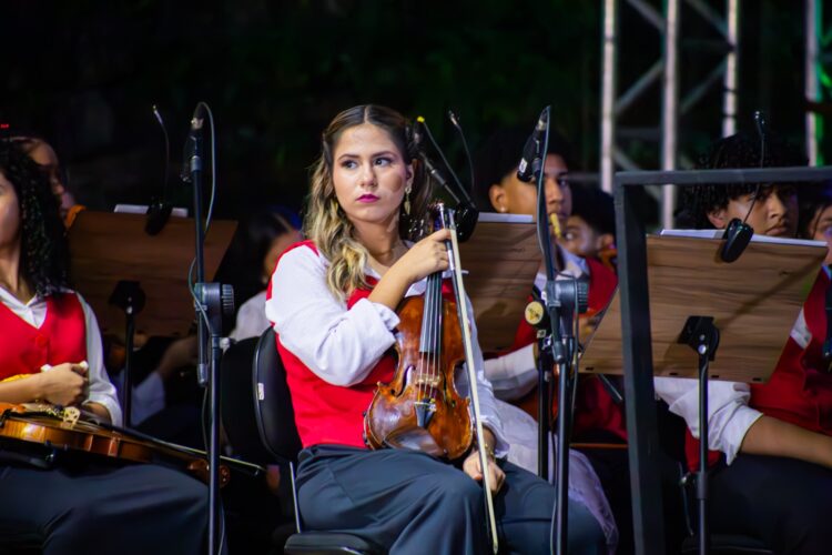 Jovem violinista do Moinho Cultural realiza sonho de comprar violino de luthier com bolsa de estudos e venda de doces