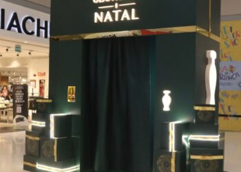 Boticário cria caixa de presente gigante que oferece cabine de fotos e brindes em shopping