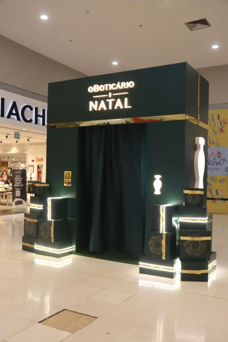 Boticário cria caixa de presente gigante que oferece cabine de fotos e brindes em shopping