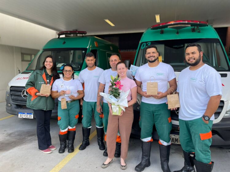 Filhos homenageiam socorristas que cuidaram da saúde do pai, mesmo após sua partida, aos 98 anos