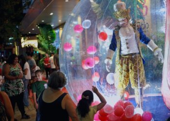 Magia do circo e do Natal se unem em espetáculo gratuito no centro