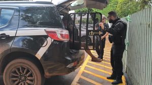 Ladrão é preso por manter universitário dentro do porta-malas de carro em assalto