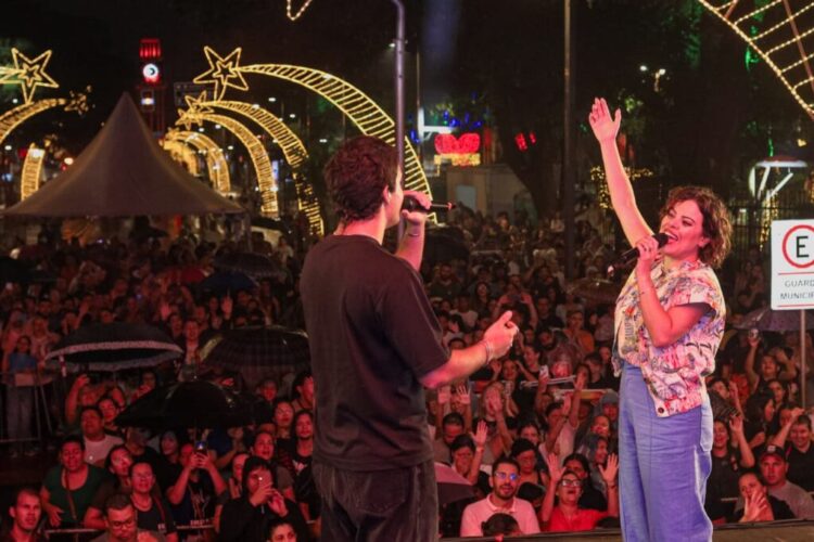 Cantora Ana Paula Valadão leva mais de 4 mil para o Natal na Praça em encontro de fé e muita emoção