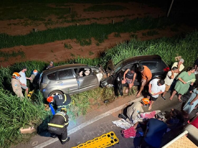 Ultrapassagem causa colisão frontal que deixa sete feridos na MS-276