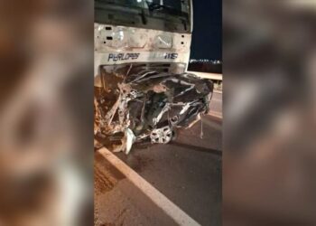Carro se parte ao meio, fica grudado em caminhão e condutor morre na BR-262
