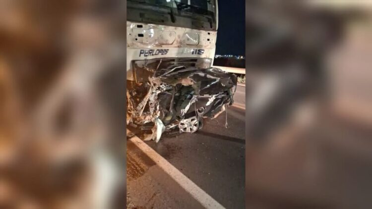 Carro se parte ao meio, fica grudado em caminhão e condutor morre na BR-262