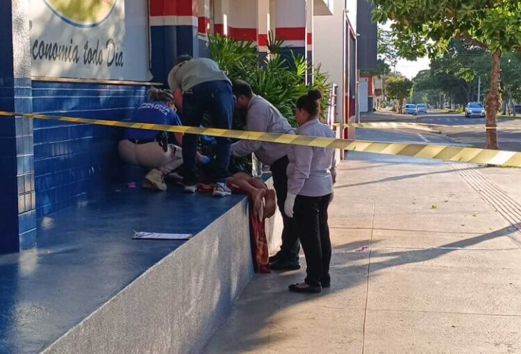 Homem é morto a golpes de faca perto de supermercado no Centro de Dourados