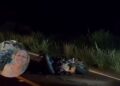 Jovem morre preso às ferragens, após colidir moto na traseira de trator na MS-223