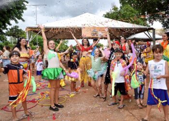 Bloco Cia Barra da Saia promove mutirão cultural e ambiental na Orla Morena neste domingo