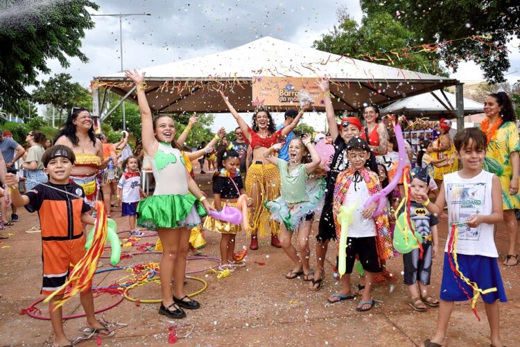 Bloco Cia Barra da Saia promove mutirão cultural e ambiental na Orla Morena neste domingo