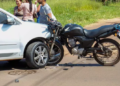 Em colisão, motocicleta “entra” em carro, fica presa e homem tem ferimentos leves na Capital