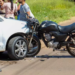 Em colisão, motocicleta “entra” em carro, fica presa e homem tem ferimentos leves na Capital