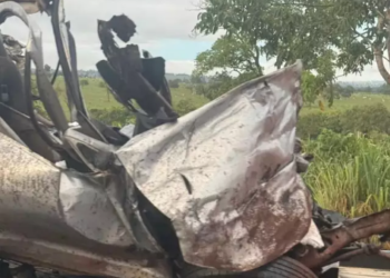 Homem morre ao colidir carro de frente com carreta na BR-158 em Paranaíba
