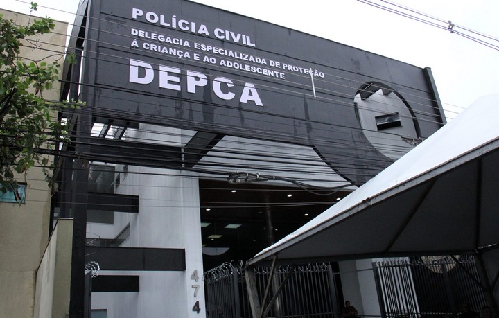 Pai dá tapa na bunda da amiga da filha de 15 anos e é preso por importunação sexual na Capital