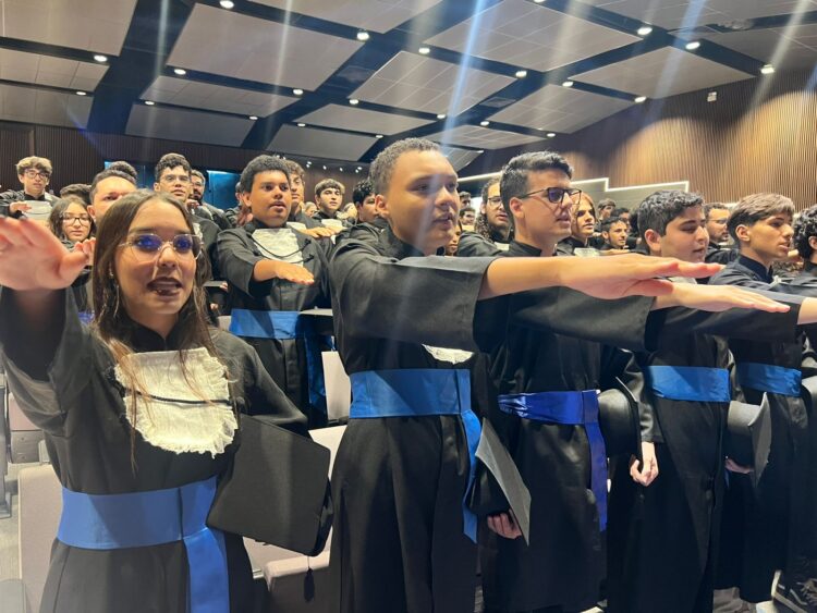 Estudantes se formam no Voucher Desenvolvedor e já ingressam no mercado com salários de até R$ 3 mil