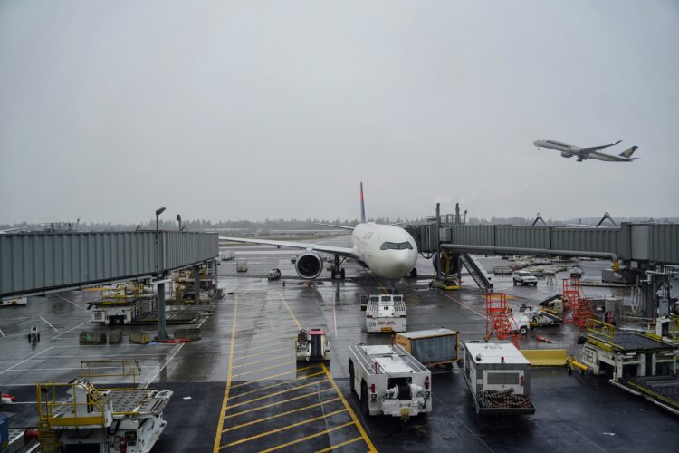 Problemas na viagem? Saiba quais são seus direitos em casos de atraso e cancelamento