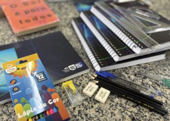 Entrega dos kits escolares e uniformes para 2026 já começou em todo o Estado