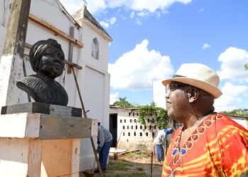 Moradores da Tia Eva se emocionam e comemoram início das obras de restauração na comunidade