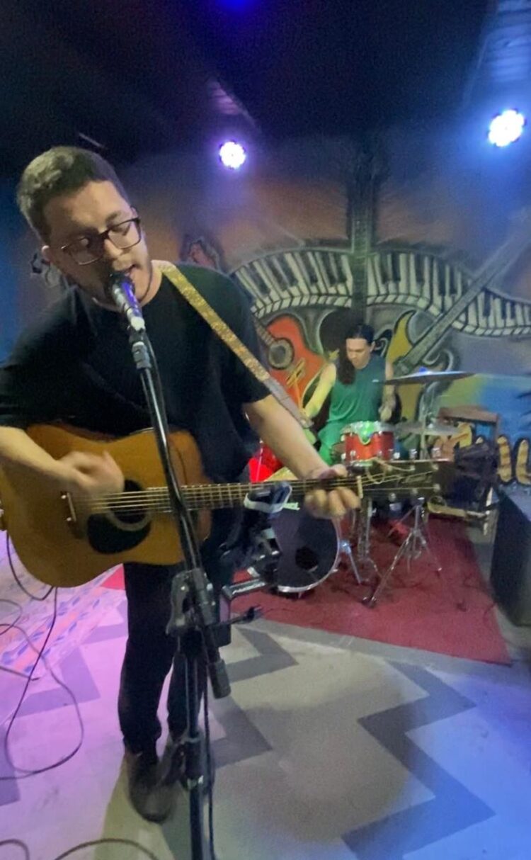 Música que Salva Memórias: Buteco do Miau recebe show solidário por Guido Velasco neste sábado