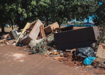 Da calçada ao bueiro, entenda como descarte irregular impacta na cidade