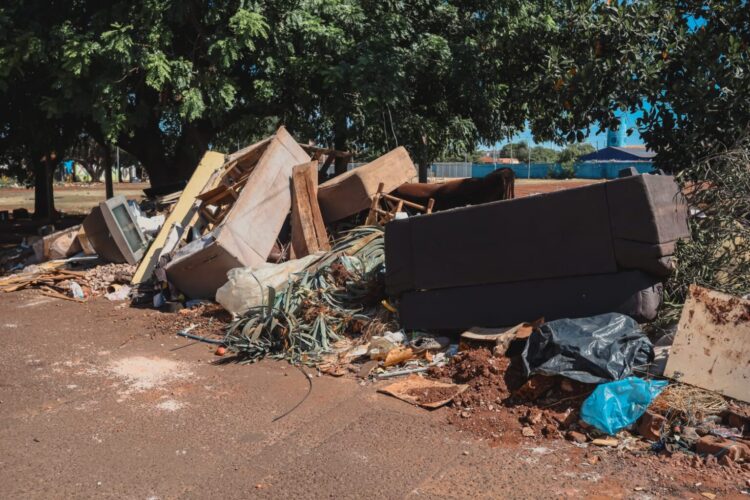 Da calçada ao bueiro, entenda como descarte irregular impacta na cidade