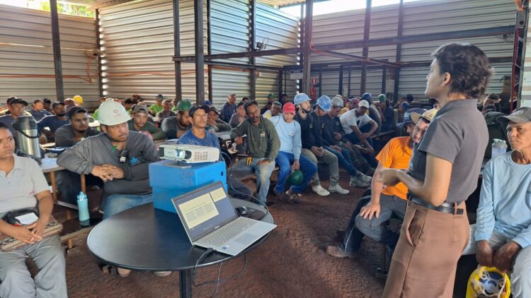 Palestra sobre Janeiro Branco leva informação e cuidado a canteiro de obras na Capital