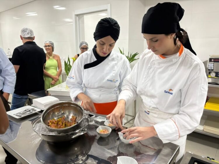 Nova cozinha pedagógica do Senac Dourados marca retomada das atividades gastronômicas com aula-show