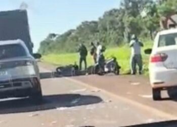 Telha cai de caminhão e acerta motociclista que morre na BR-262 em Terenos