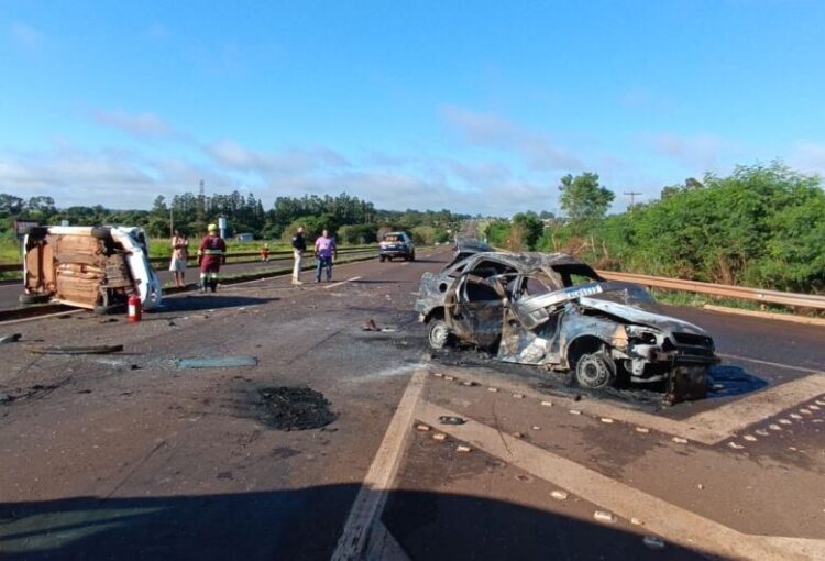 Carro pega fogo ao colidir com outro na BR-163 e uma pessoa sai ferida grave entre Dourados e Caarapó