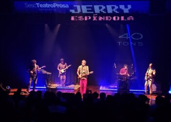 Na Capital, Jerry Espíndola celebra 43 anos de carreira com casa lotada