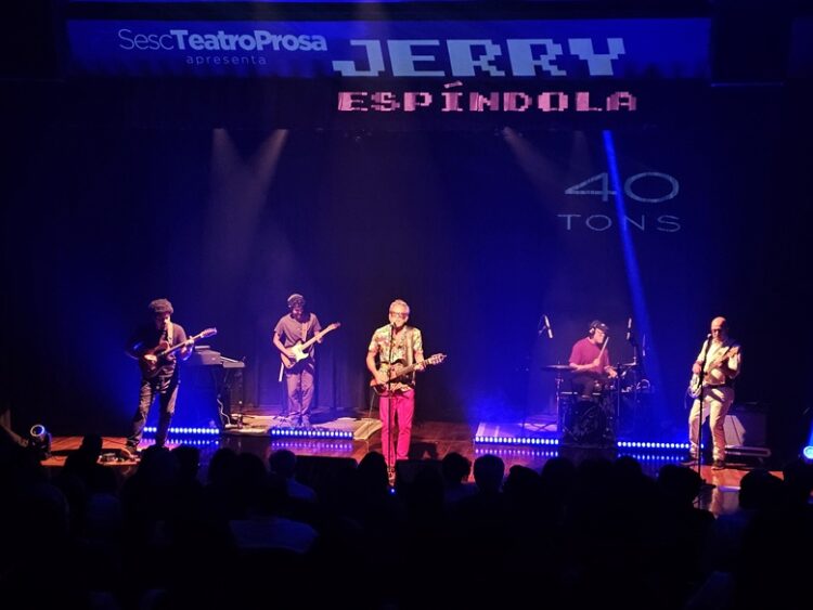 Na Capital, Jerry Espíndola celebra 43 anos de carreira com casa lotada