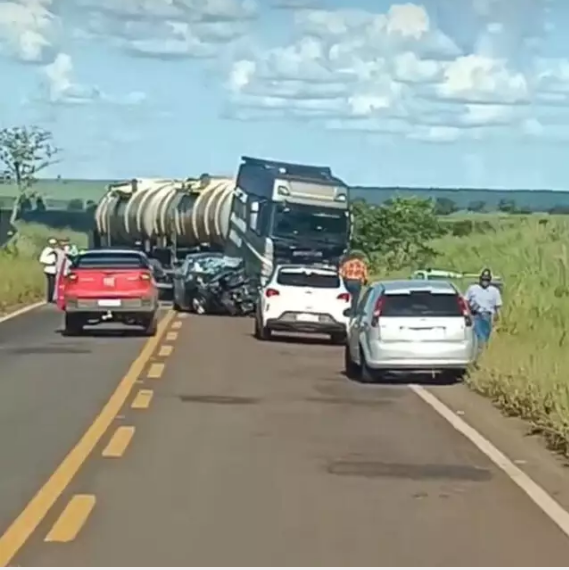 Condutor de Ônix invade pista contrária, colide com carreta na MS-040 e morre
