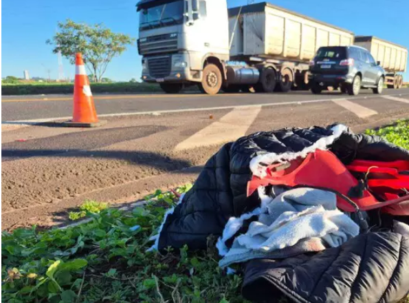 Dois jovens morrem ao colidirem moto na lateral de caminhão na BR-163 em Campo Grande