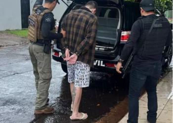 Jovem é preso com arma e após dizer que quebraria pescoço do filho de 6 meses no Carandá Bosque