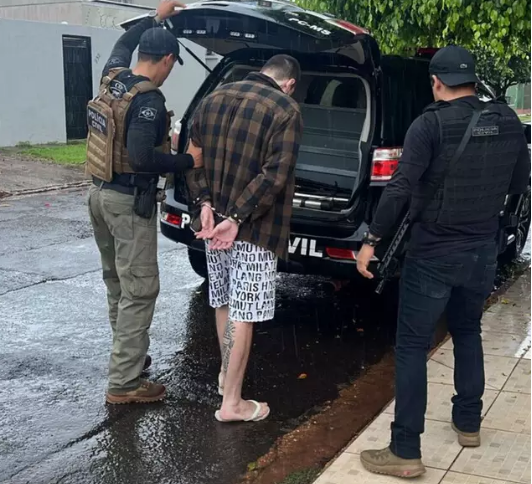 Jovem é preso com arma e após dizer que quebraria pescoço do filho de 6 meses no Carandá Bosque