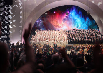 Coro com 330 vozes, 70 músicos e maestro vencedor do Grammy vem ao Brasil encantar com hinos divinos