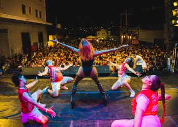Maior bloco LGBTQIA+ do MS transforma a Esplanada em um mosaico dos carnavais brasileiros