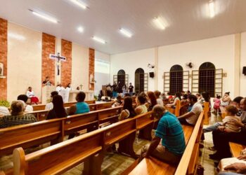 Mesmo diante da “orgia carnavalesca”, jovens preferem estudar a Bíblia e ficar próximos de Deus