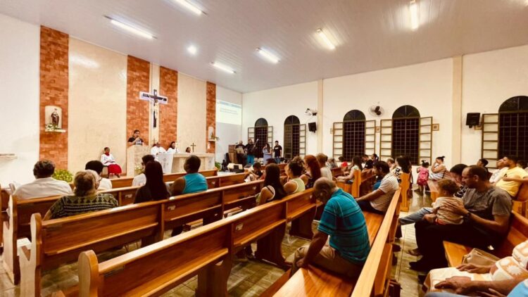 Mesmo diante da “orgia carnavalesca”, jovens preferem estudar a Bíblia e ficar próximos de Deus