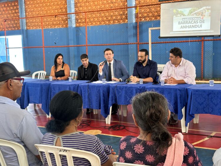 Comerciantes de Anhanduí manifestam medo de perder sustento em audiência pública promovida por Salineiro
