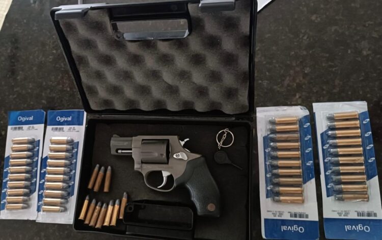 Polícia apreende arma com investigado por perseguir ex-companheira e filha pelas redes sociais