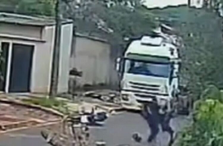 Capivara News TV: Motocicilista de aplicativo e passageiro saem no soco no Jardim Aeroporto